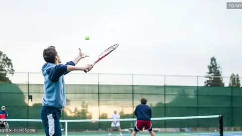 梅努哥哥现身曼联赛场，T恤口号引关注：“梅努加油，我们挺你！”